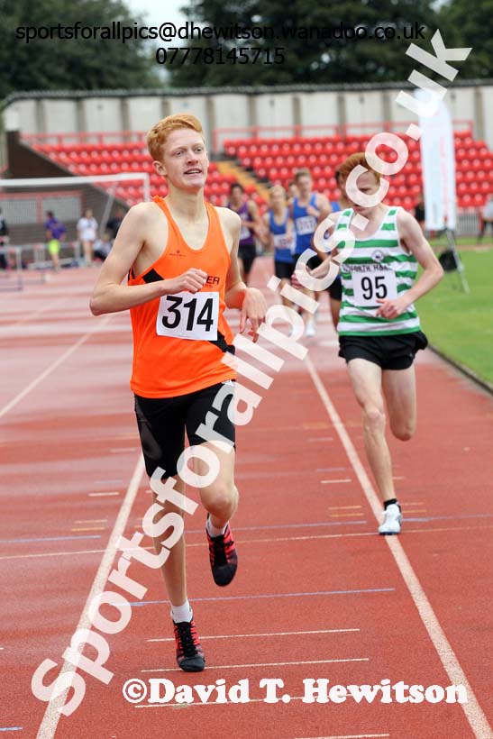 Mens under-17s 800 metres, Gateshead Tartan Games. Phot: David T. Hewitson/Sports for All Pics